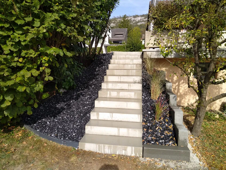 Construction d'un escalier et de massifs