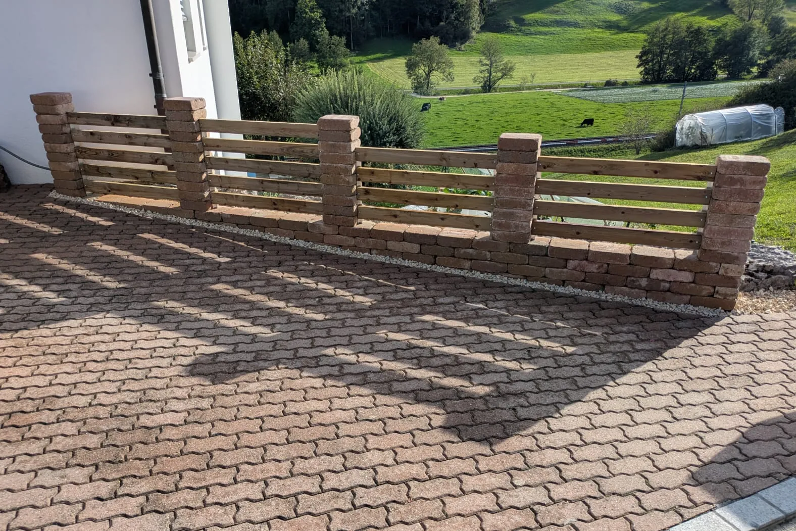 Mur en pierres et lames en bois