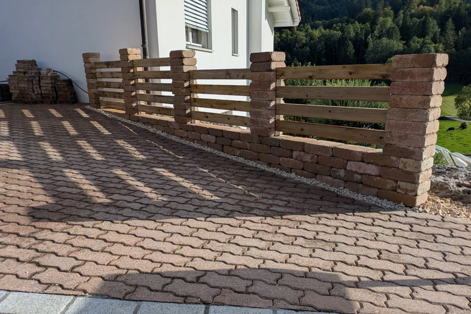 Mur en pierres et lames en bois